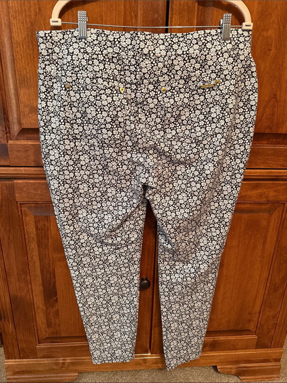 Michael Kors Black & White Floral Cropped Pants - Picture 2 of 6